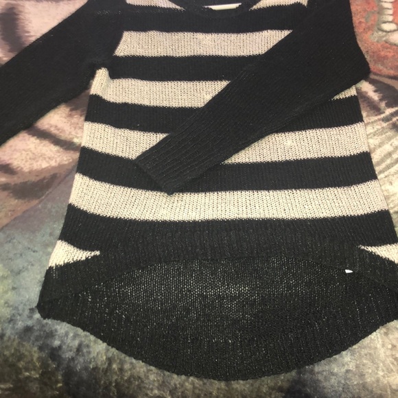 Small black and white high low sweater - Picture 4 of 7